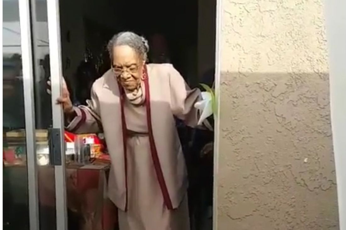 Бабушка исполнила эффектный танец на свой 100-й день рождения
