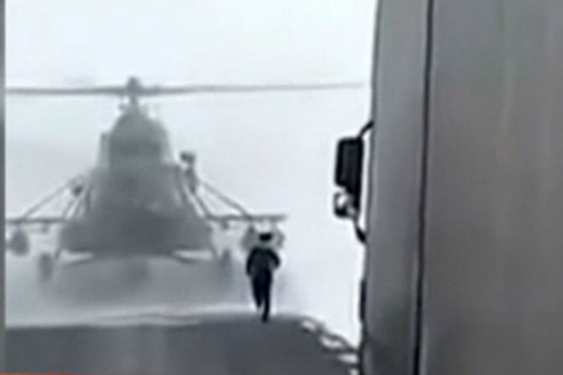 Пилот посадил военный вертолет на дорогу, чтобы уточнить путь?