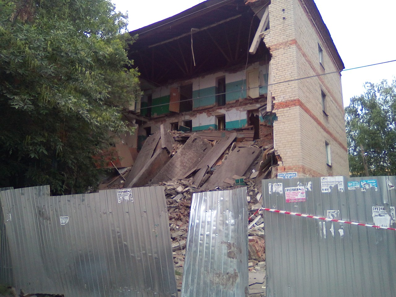 В Пензе обрушилась стена подъезда общежития