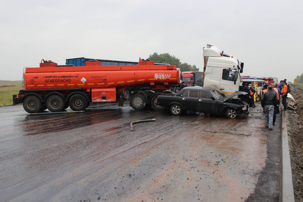 Аварии с участием бензовозов. Аварии с участием бензовозов. Аварии с участием бензовозов. Автомобиль врезался в бензовоз. Аварии с участием бензовозов.