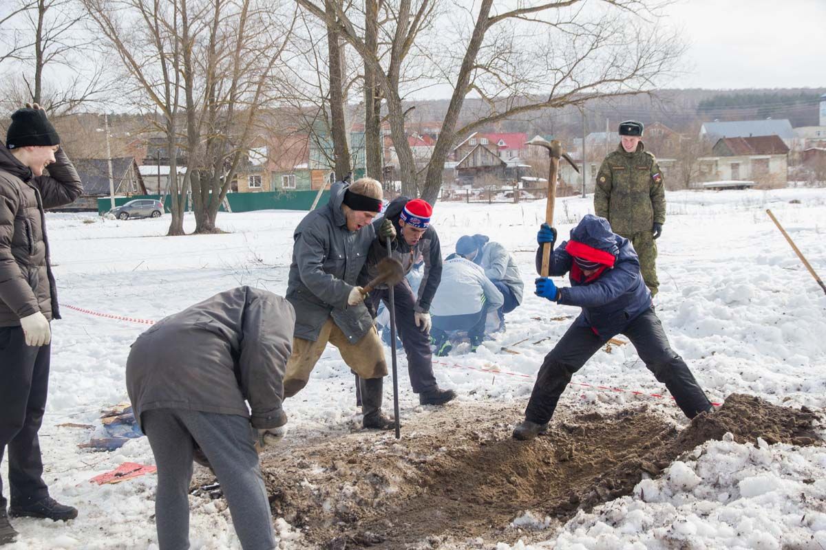 Сурский рубеж. В Новозыбкове роют окопы. Как выглядит Сурский рубеж. Землянк сурских рубежей картинки.