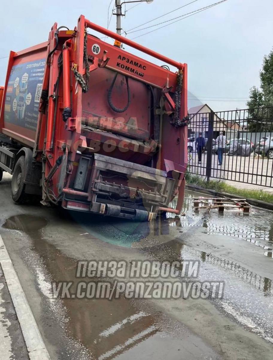 В Пензе на улице Терновского машины проваливаются в глубокую яму