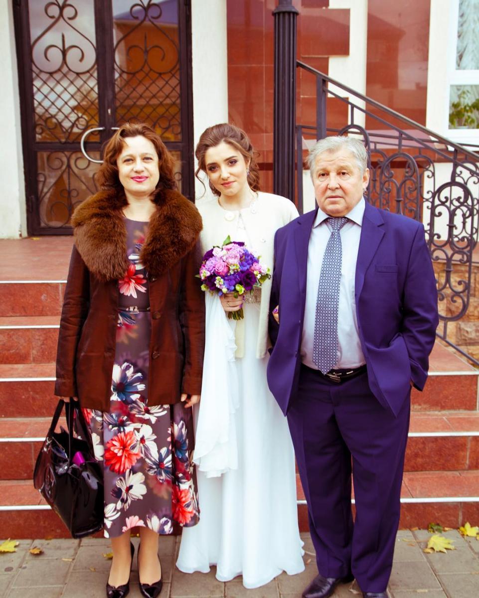 Алия Мустафина опубликовала свадебное фото с родителями.