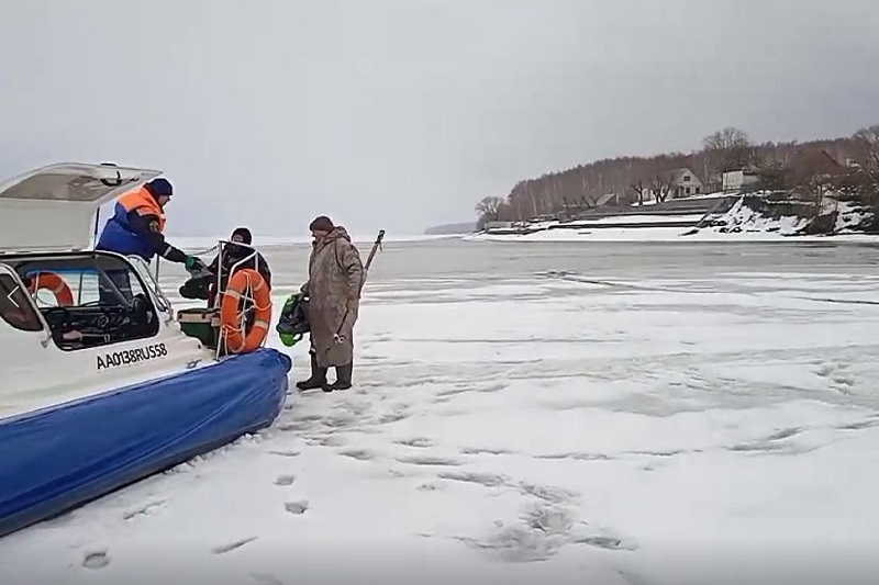 Много рыбаков на льду