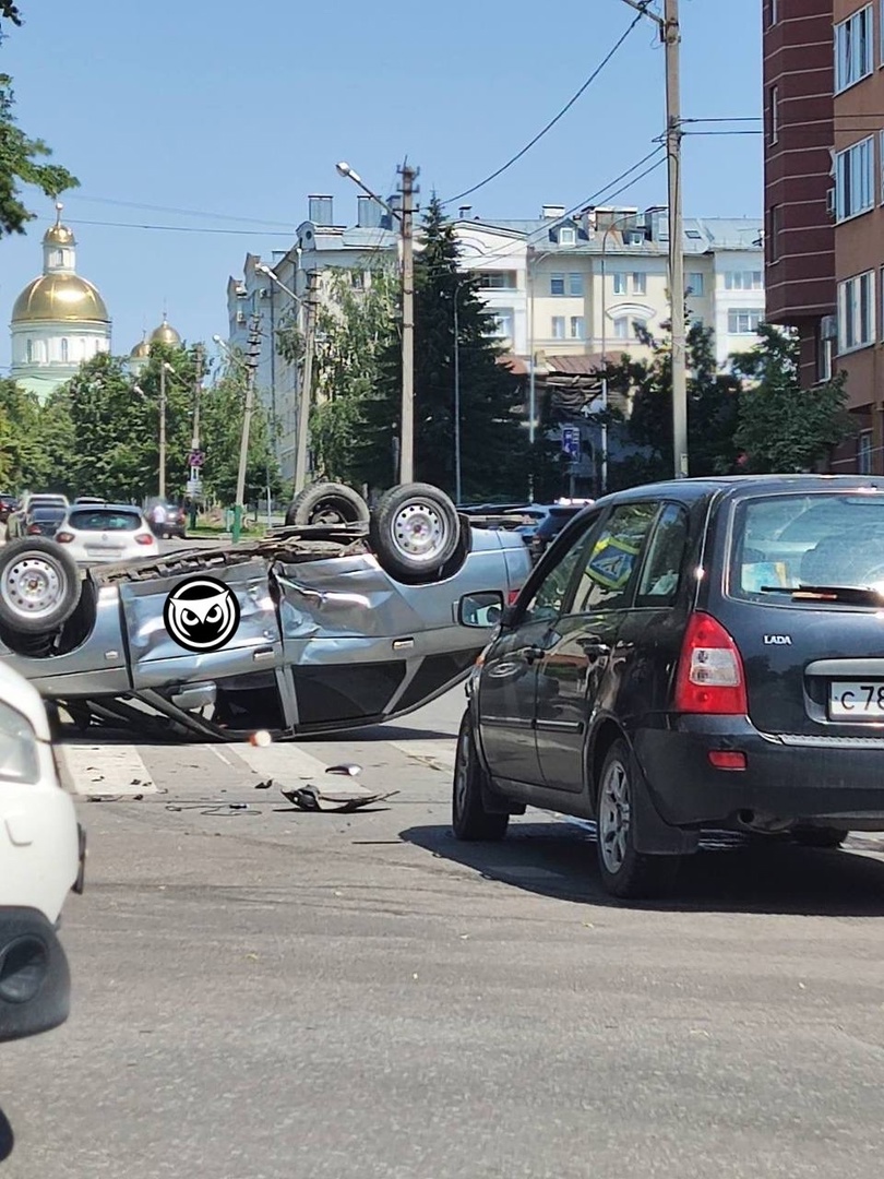 В Пензе автомобиль перевернулся на крышу