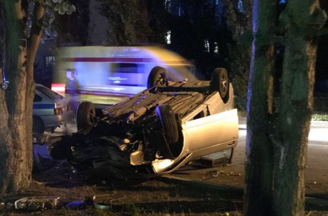 В Заречном автомобиль перевернулся и врезался в дерево