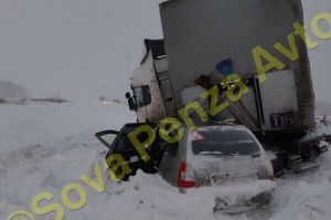 На трассе в Пензенской области легковой автомобиль влетел под фуру