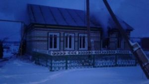 Рано утром в Пензенской области вспыхнул деревянный дом