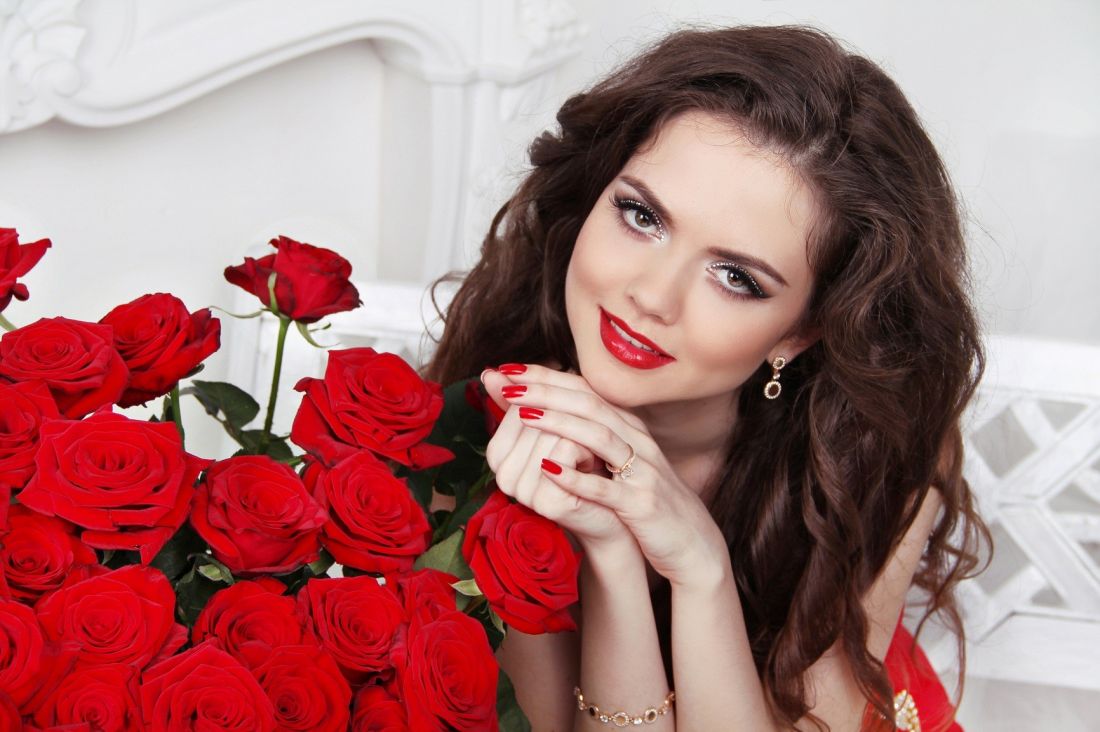 Женщина с букетом красных роз