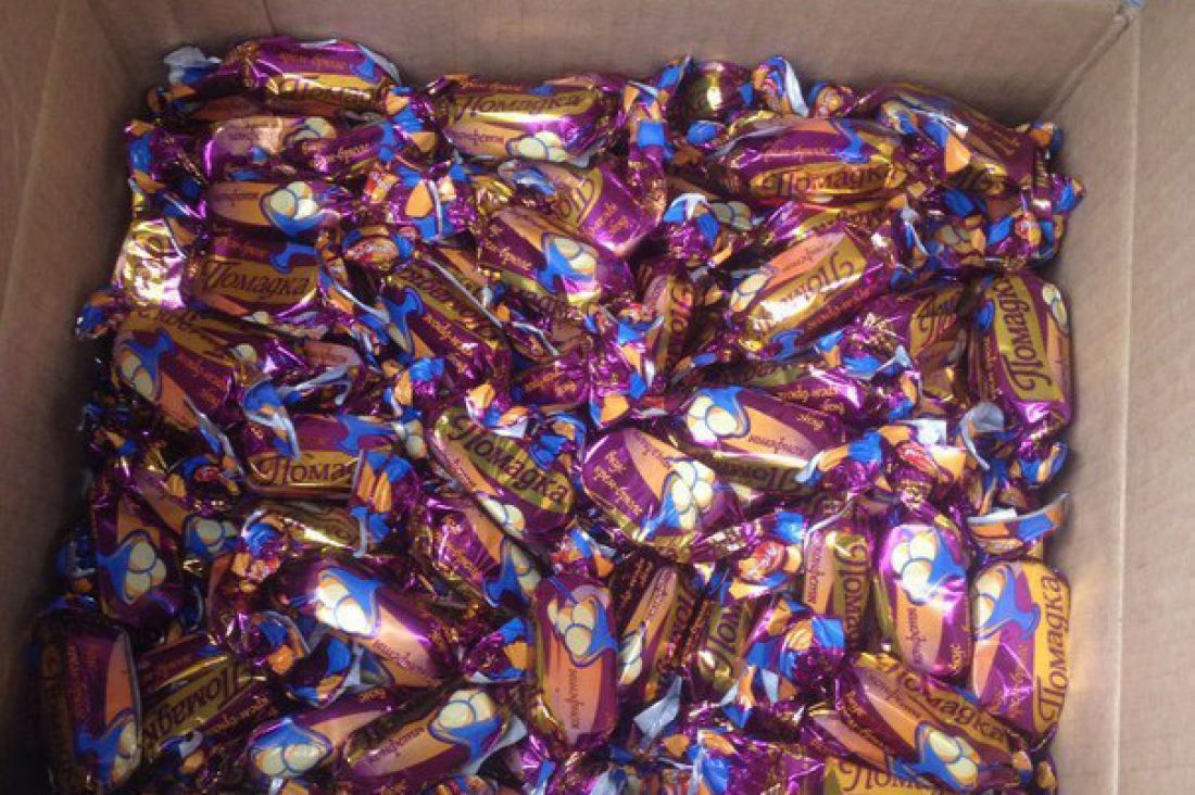 Килограмм сладостей. Килограмм конфет. Фиолетовые конфеты. Конфеты Звездный август. Российские конфеты.