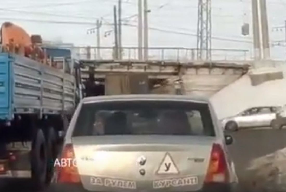 В Пензе сняли на видео, как грузовик сбивает ограничительную балку перед «мостом дураков»