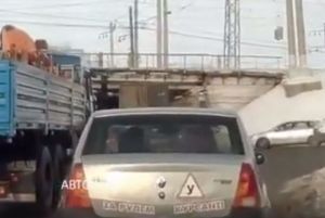В Пензе сняли на видео, как грузовик сбивает ограничительную балку перед «мостом дураков»