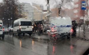 В Пензе мужчина разбил стекло маршрутки и вступил в конфликт с водителем