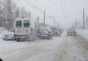 В Сети появилось видео аварии с зажатой с двух сторон «скорой»