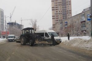 На Западной поляне в Пензе трактор прижал маршрутку. Фото