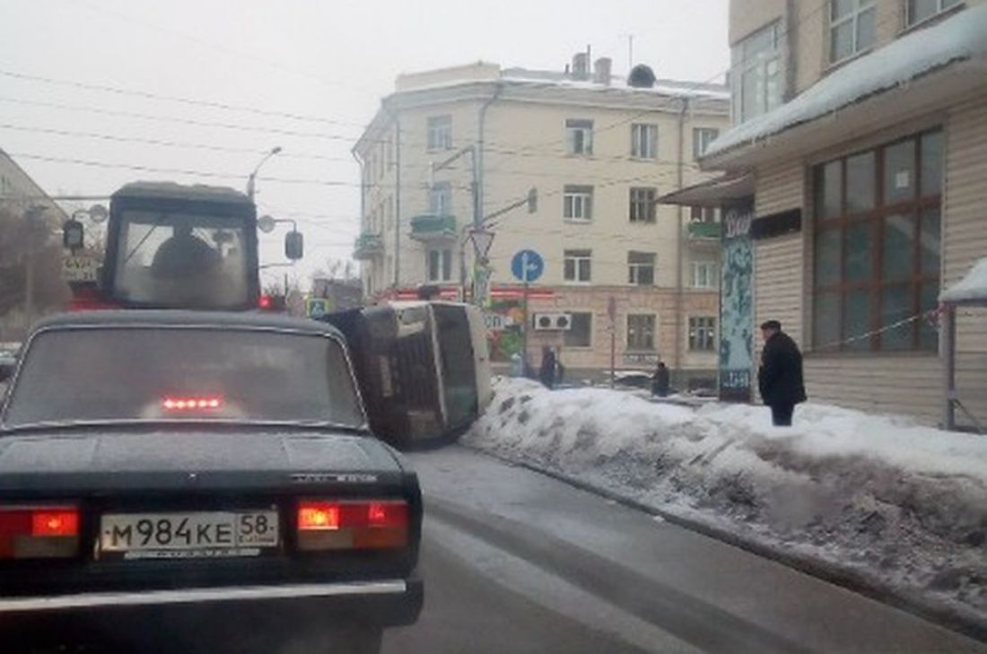 На перекрестке в Пензе после аварии с участием «Яндекс Такси» перевернулся  минивэн. Фото