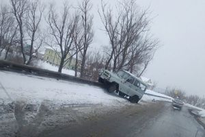«Почти перепрыгнул». В Пензе «УАЗ» налетел на отбойник и застрял
