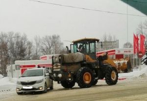 «Странное дело». В Пензе трактор повредил иномарку