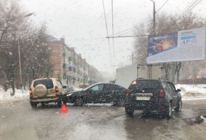 В Пензе на улице Ленинградской пробку «организовали» два «Chevrolet». Фото