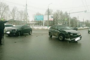 Две машины не поделили дорогу на пензенском перекрестке