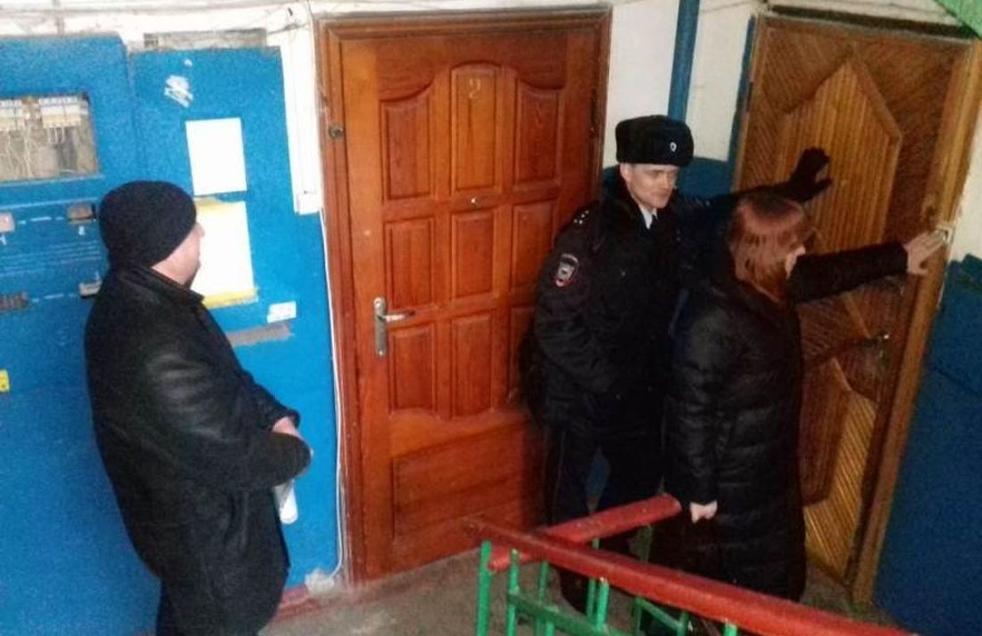 Жильцы пензенского дома страдают из-за десятка собак, оставленных в одной из квартир