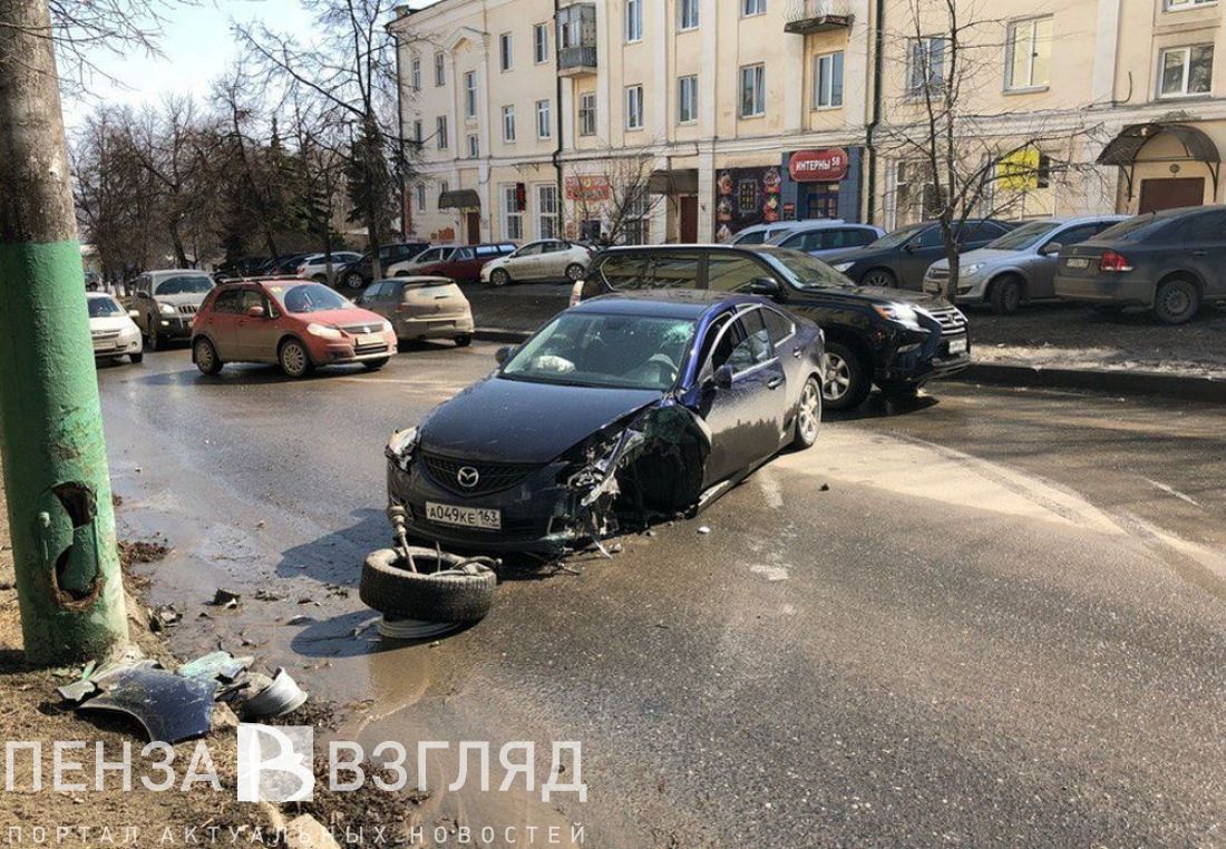 В результате аварии у автомобиля «Мазда» в Пензе вырвало с корнем колесо.  Фото