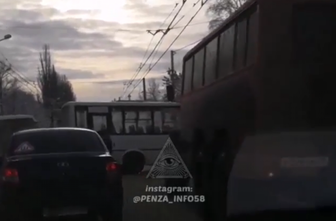 В Сети появилось видео с места заноса рейсового автобуса в снежный навал