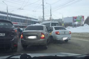 Мини-ДТП с «Яндекс.Такси» затруднило движение на пензенском проспекте