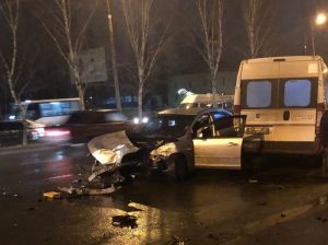«Водитель в «скорой» лежит!». В Пензе в результате ДТП у легковушки разворотило переднюю часть