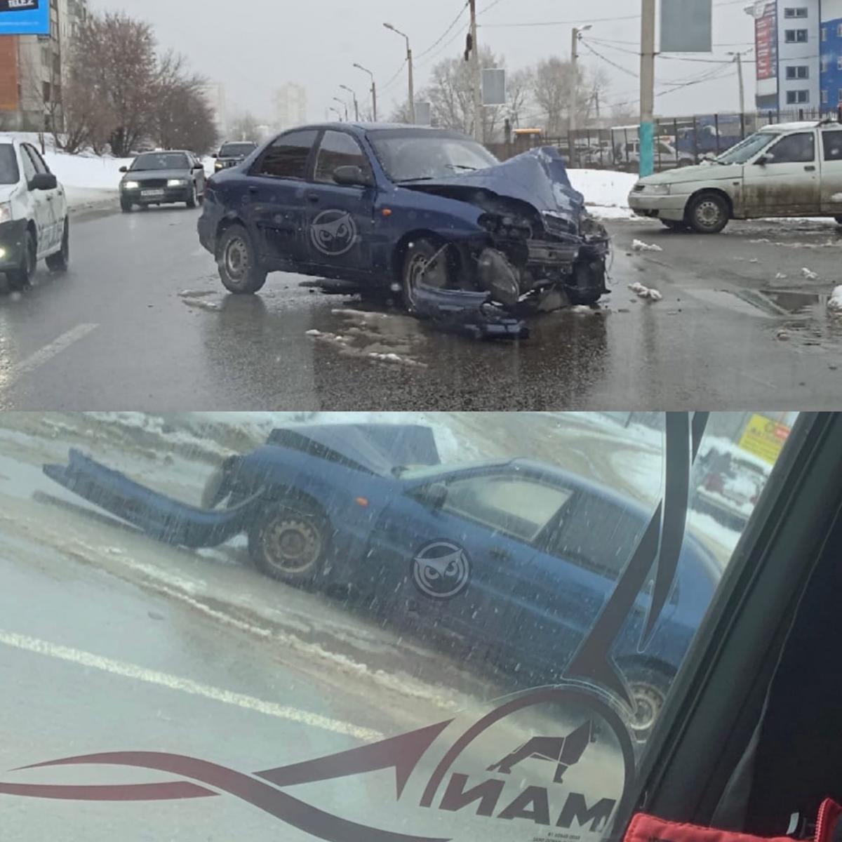 У пензенской легковушки в ДТП искромсало переднюю часть