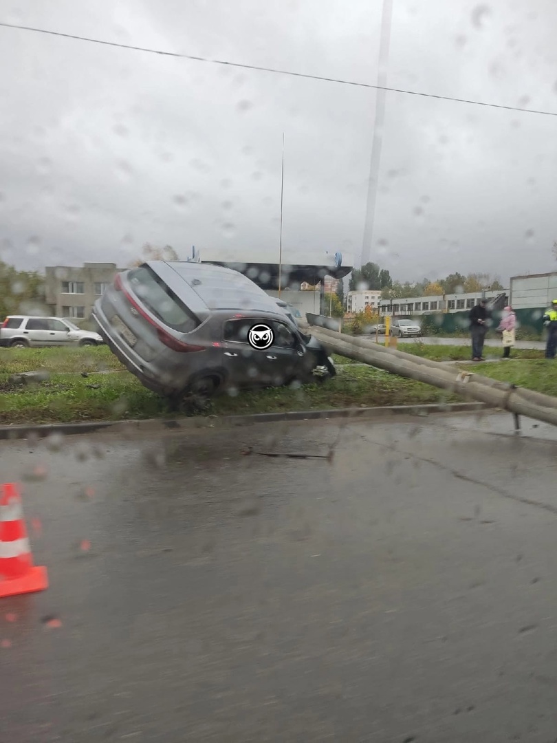 Снес столб: в Пензе на видео попал момент ДТП в Арбеково