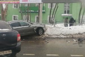 «Лоб в лоб». В центре Пензы люксовая иномарка после ДТП влетела в снежный навал