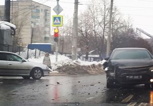 На улице Рахманинова в Пензе раскромсало переднюю часть иномарки