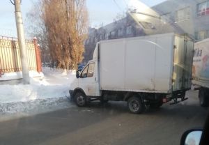 В Заводском районе Пензы «ГАЗель» развернуло поперек дороги