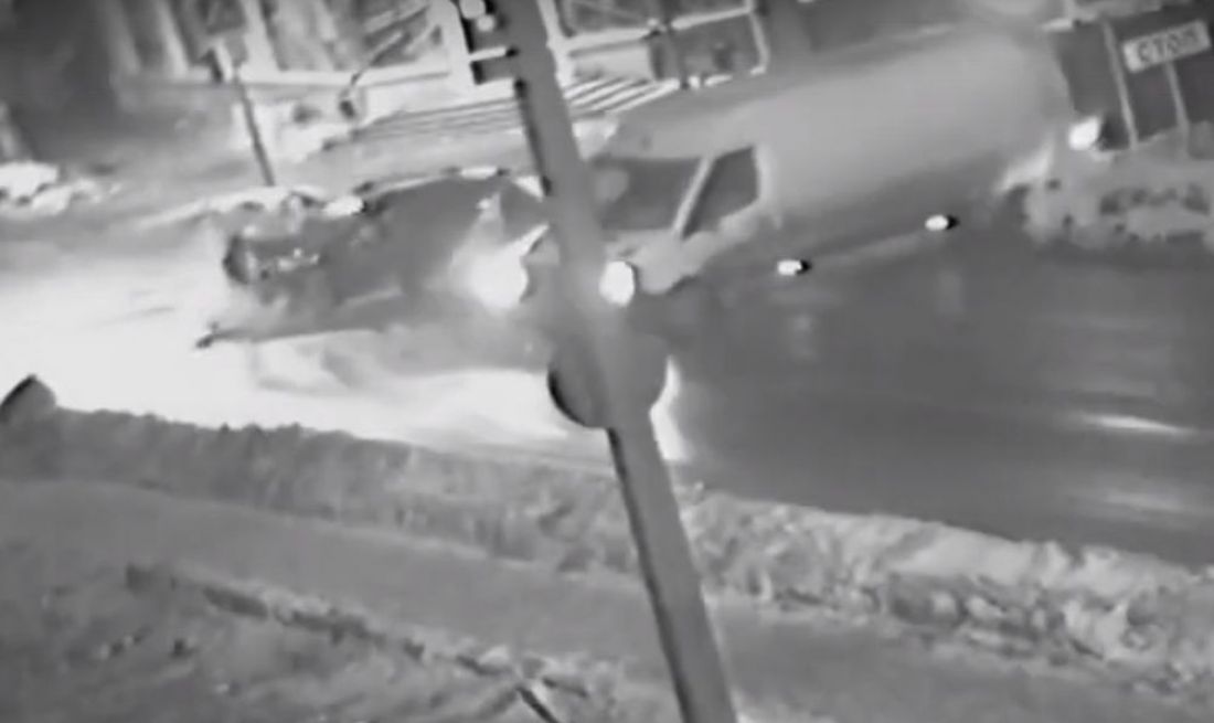 На видео попал момент эффектной аварии, из-за которой на Южной поляне Пензы перевернулся минивэн
