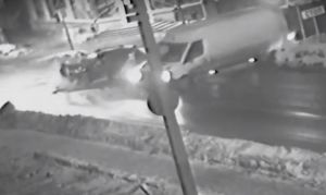 На видео попал момент эффектной аварии, из-за которой на Южной поляне Пензы перевернулся минивэн