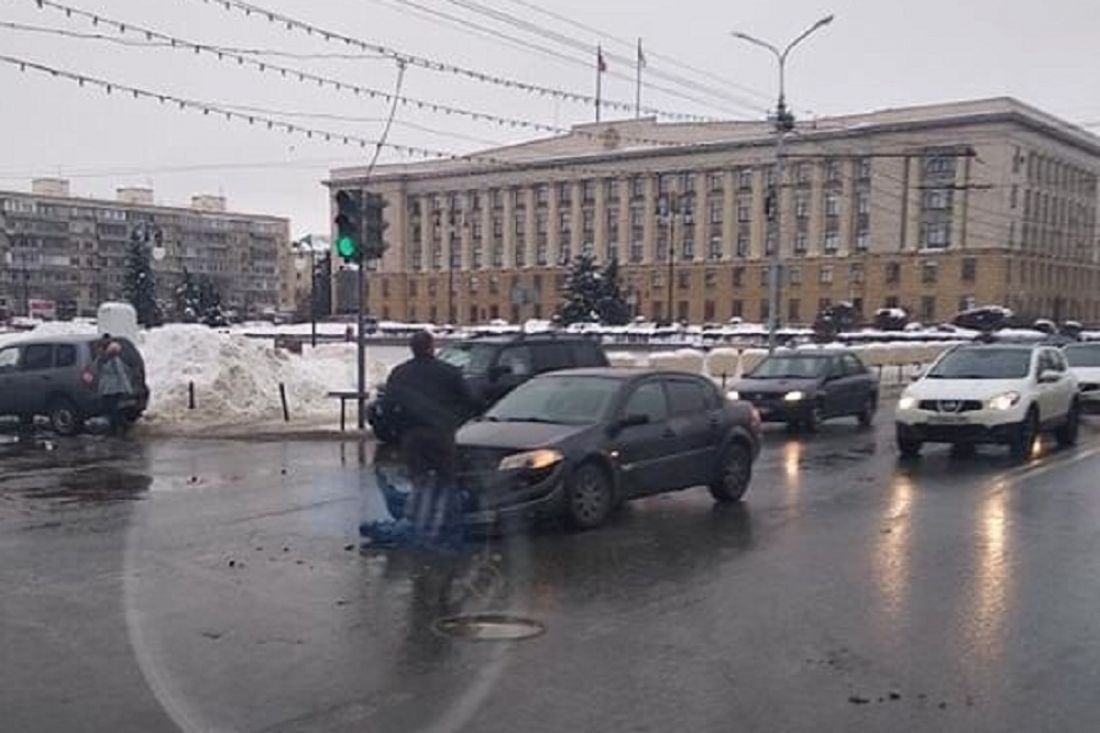 Перед пензенским правительством в аварию попал легковой автомобиль