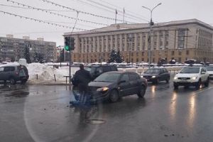 Перед пензенским правительством в аварию попал легковой автомобиль