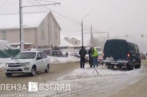 На улице Карпинского в Пензе в аварию попали «Газель» и иномарка