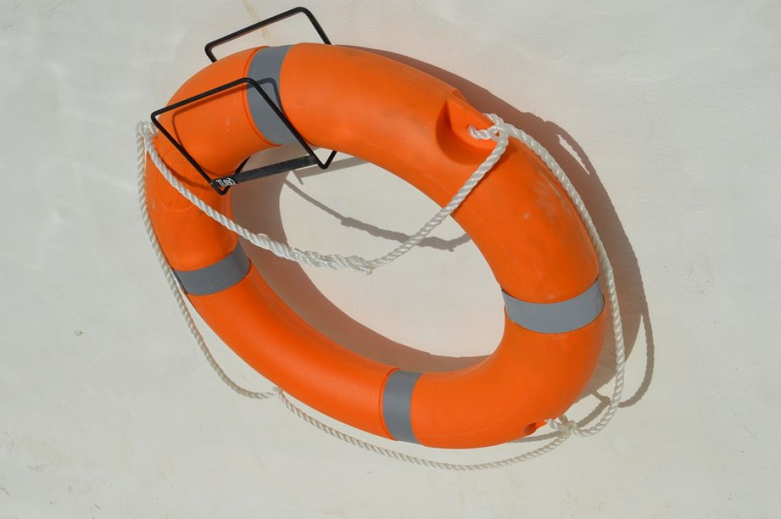 Спасательный буй. Спасательная лодка подушка. Спасательные средства на воде. Спасательный круг с буем.