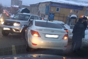 На центральной улице Пензы ДТП парализовало движение транспорта