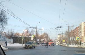 На пензенском перекресте легковушка осталась без бампера