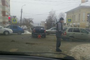 В Пензе из-за ДТП «LADA» вылетела на перекресток