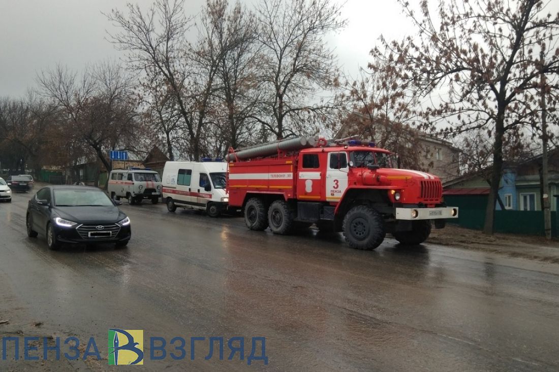 К частному дому на Южной поляне в Пензе прибыли оперативные службы