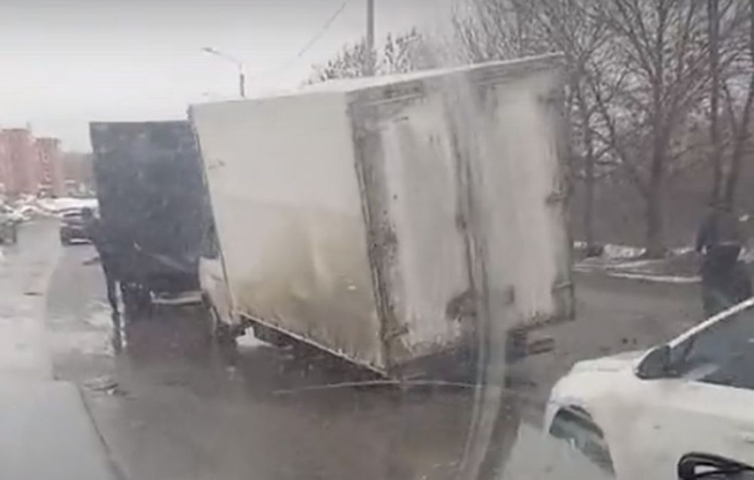 В Пензе грузовая машина провалилась в большую яму на дороге. Видео