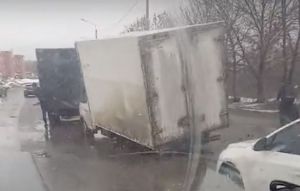 В Пензе грузовая машина провалилась в большую яму на дороге. Видео