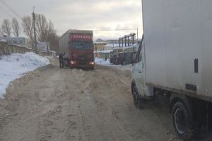 В Пензе застрявшая в снежной каше фура стала причиной пробки