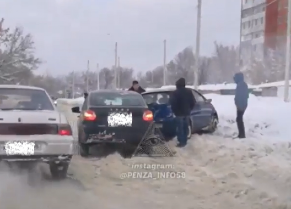 Пензенцы публикуют видео с места аварии с участием «Яндекс. Такси»