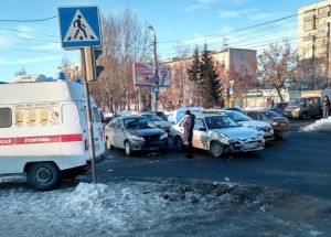 «Скорая», ДПС. В Пензе две легковушки искорежили друг другу переднюю часть