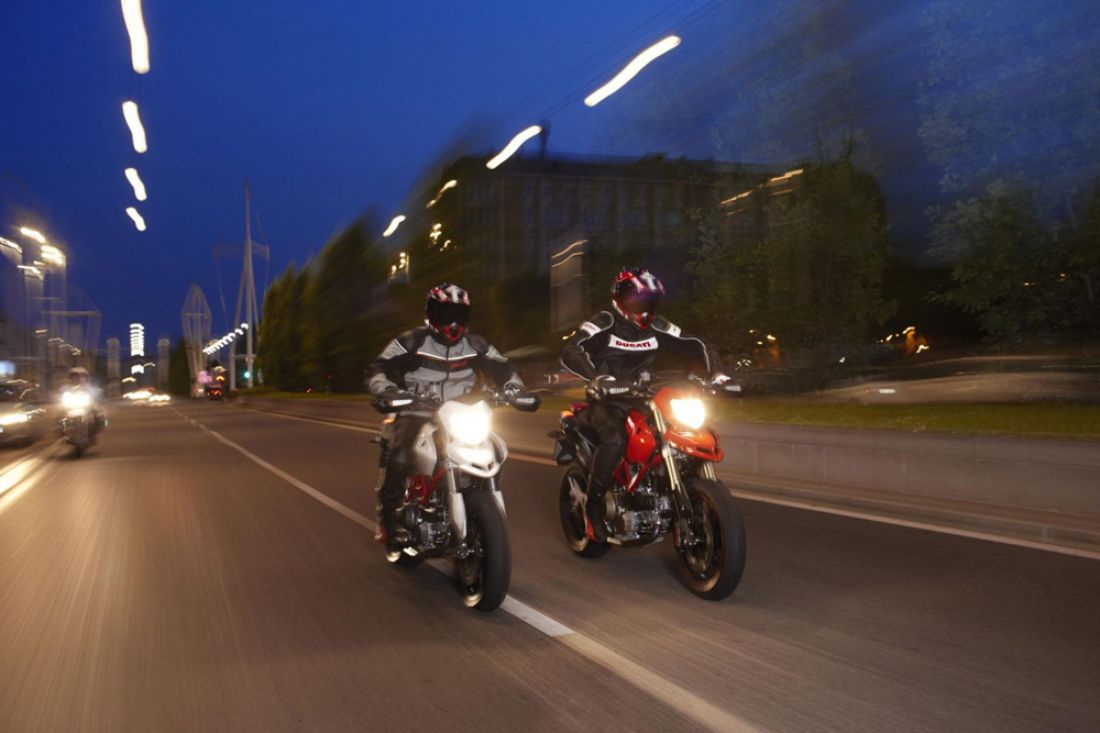 сузуки мотоцикл город улица вечер скачать